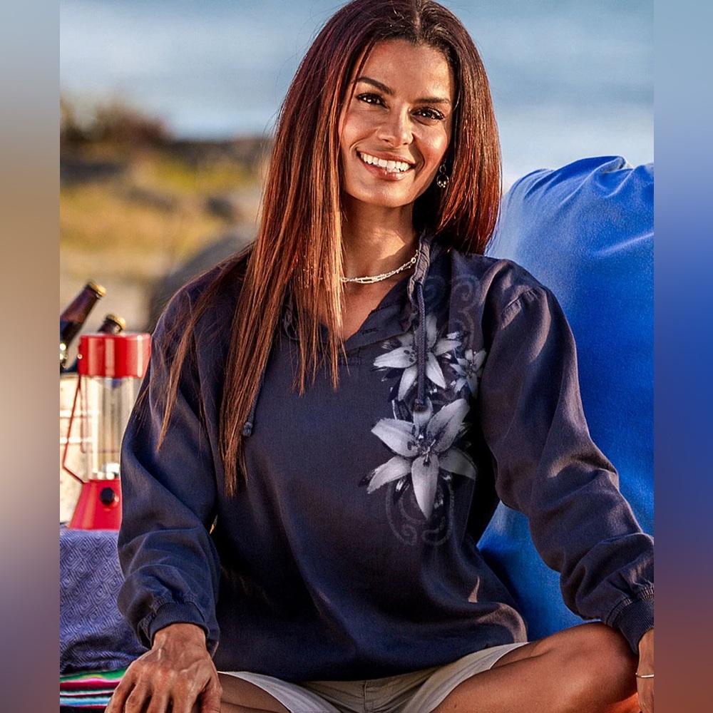 Crazy Shirts Women's Lilies - Navy Long Sleeve Lightweight Pullover